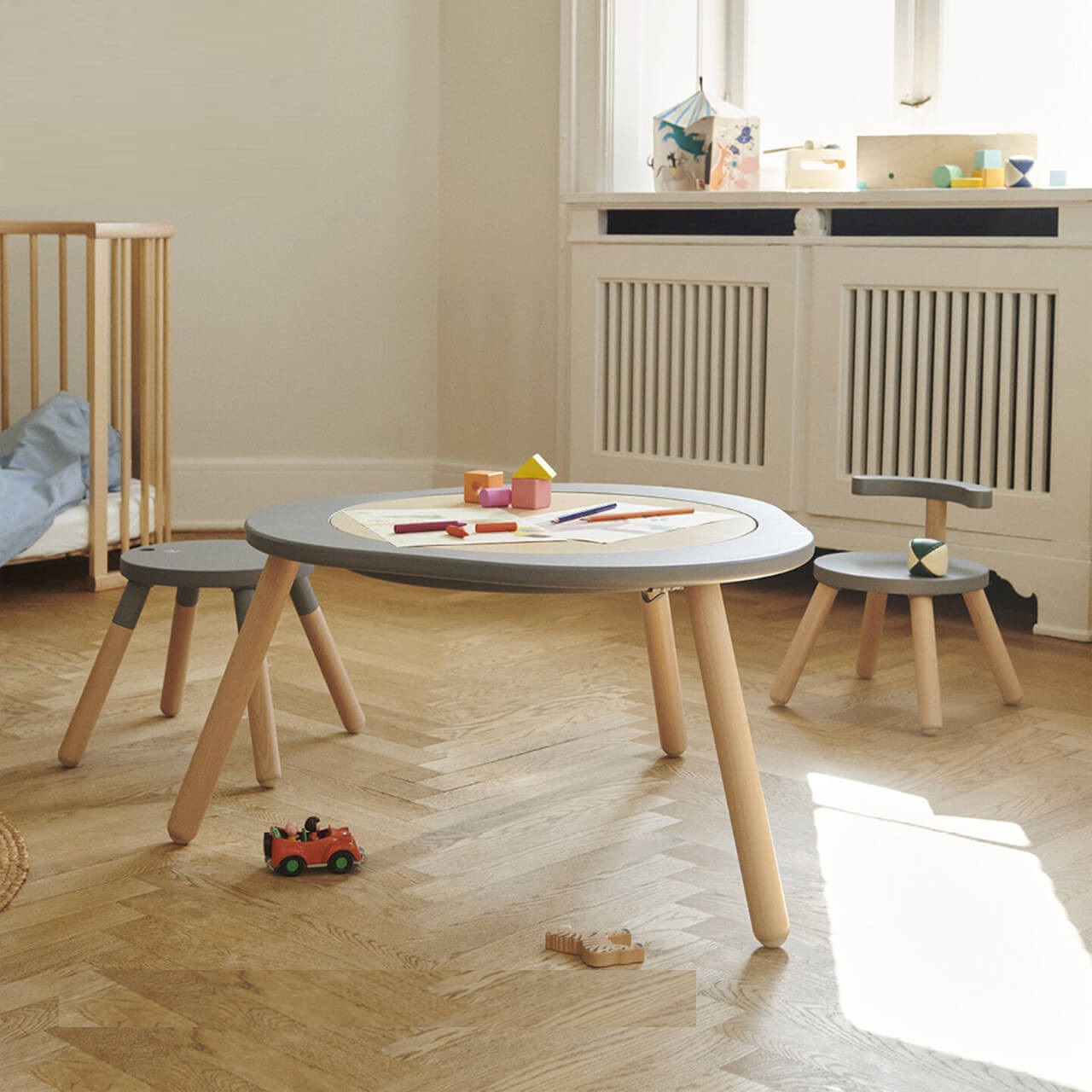 Stokke® MuTable™ V1 Tavolo Gioco Multifunzionale – Colore Dove Grey – Regolabile in Altezza con 7 Attività Creative - immagine 2
